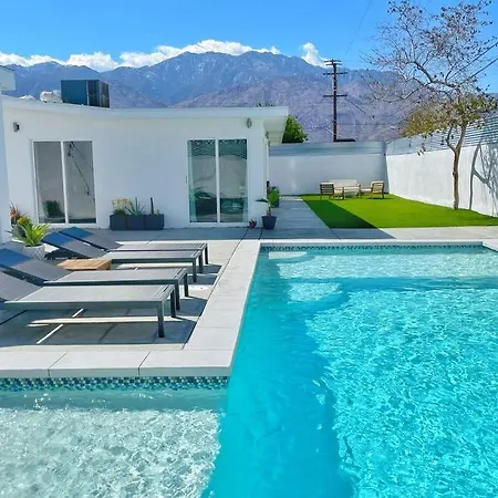 Desert Haus: Modern Luxury Home + Private Pool